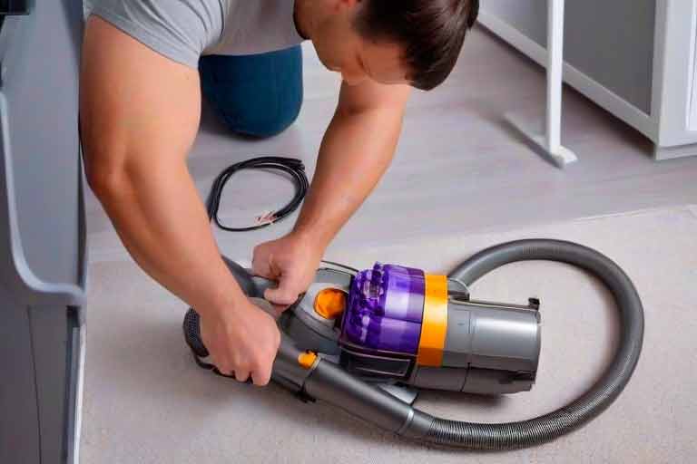 ¿Cómo solucionar problemas con el cable de alimentación de tu Dyson? Consejos y trucos de DysonTech®